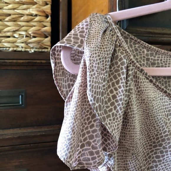 Violet & Claire pink mini giraffe print career top in size S - Picture 3 of 6